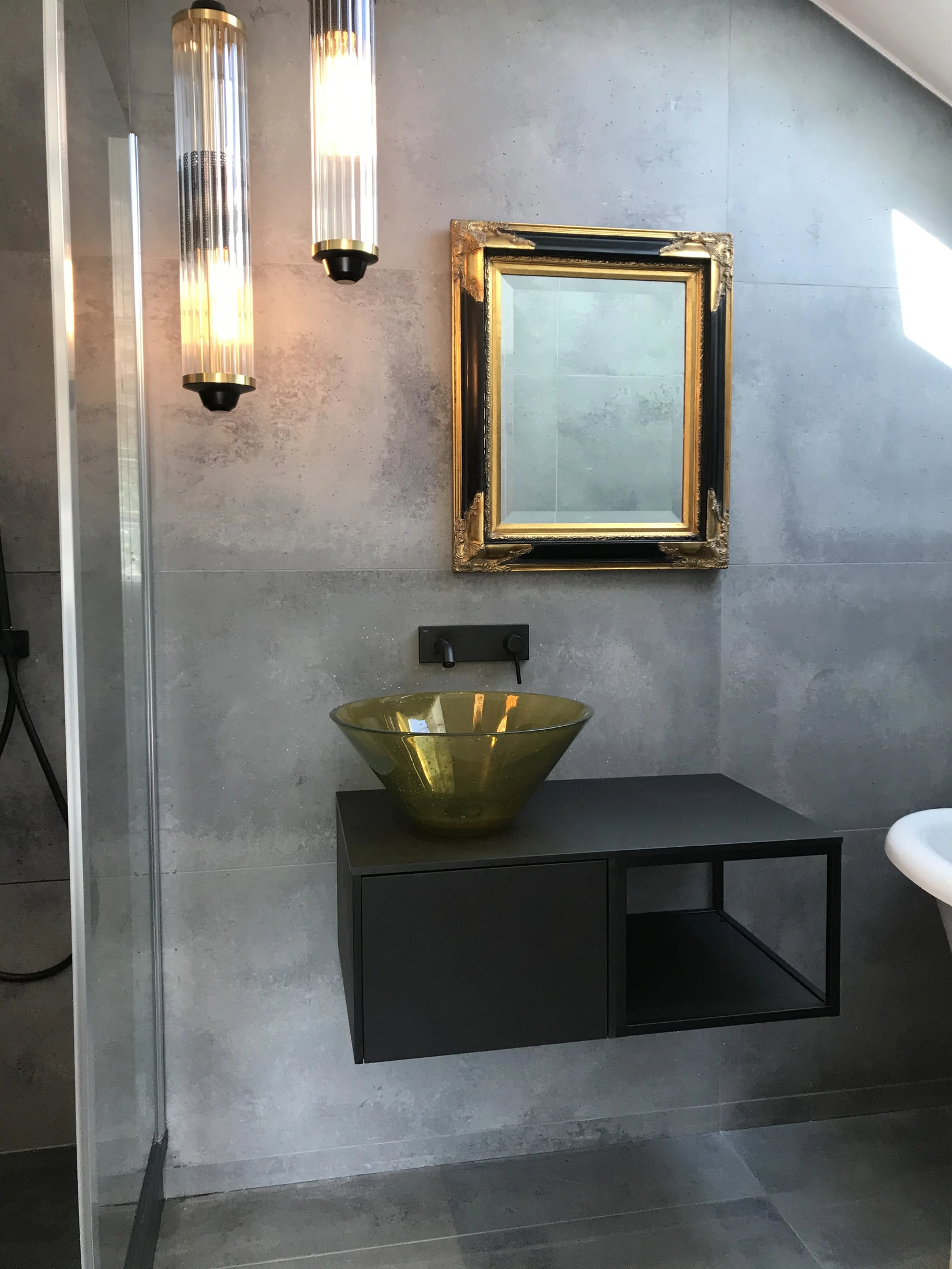 Meuble de salle de bains suspendu avec vasque dorée, réalisé par l’Atelier des Rocailles